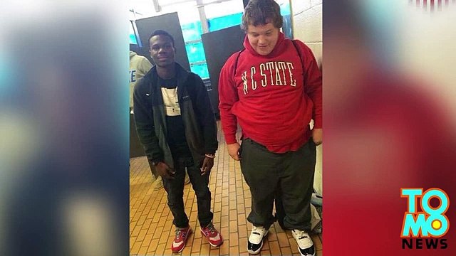 Подросток подарил однокласснику в драных башмаках кроссовки Air Jordan