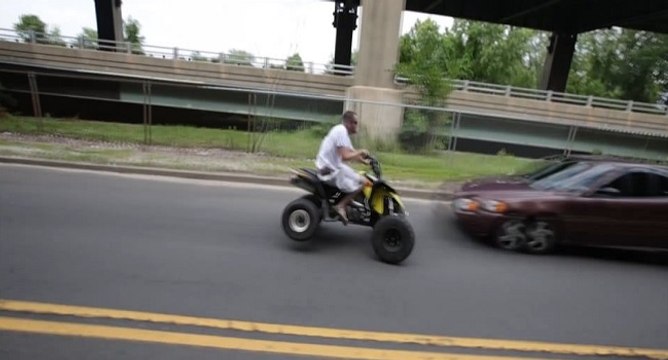 Un abruti fait le malin sur un quad