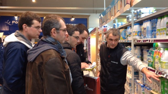 L'entrée du Leclerc bloquée par les agriculteurs