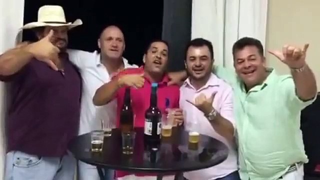 Ca chante et ça danse et tout à coup... Il prend son arme! Gros débile