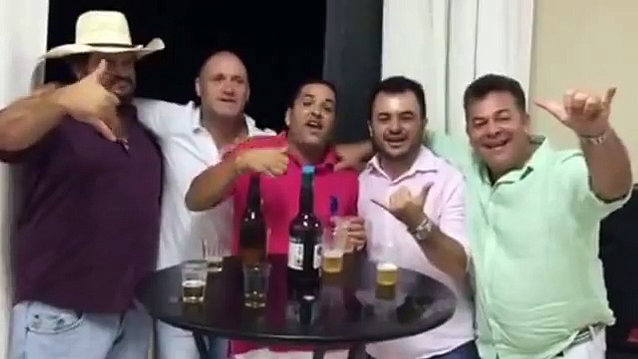 Ca chante et ça danse et tout à coup... Il prend son arme! Gros débile