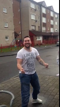 Il accepte de se faire casser 6 œufs sur la tête pour 30£