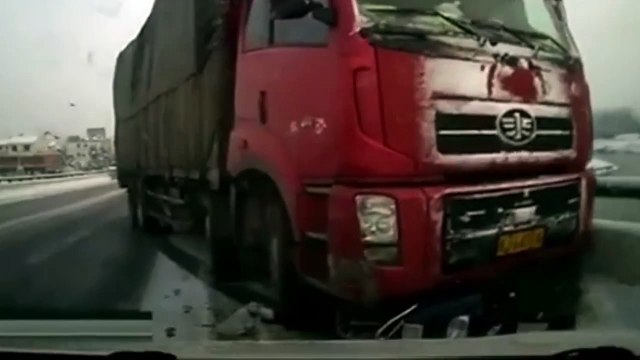 Cyclist survives being dragged 10m by Truck (China)