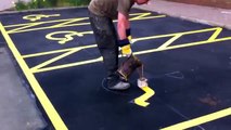 Découvrez comment sont peintes les places de parking pour handicapés
