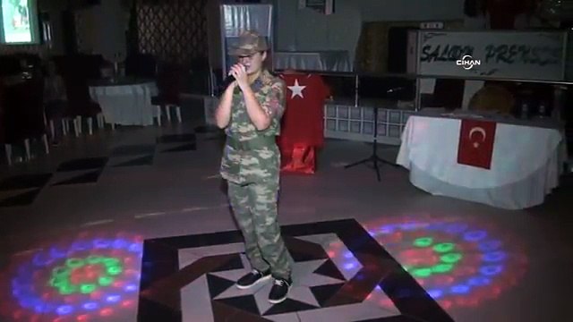 Şehitler için şiir okurken hem ağladı hem ağlattı