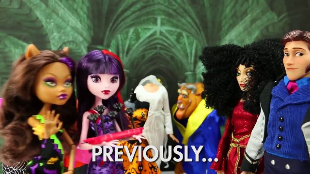 Elsa & Anna Vampires vs Werewolves Frozen Hans & Mother Gothel. DisneyToysFan.