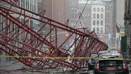 Une grue géante s'effondre dans une rue de New York (6MEDIAS)