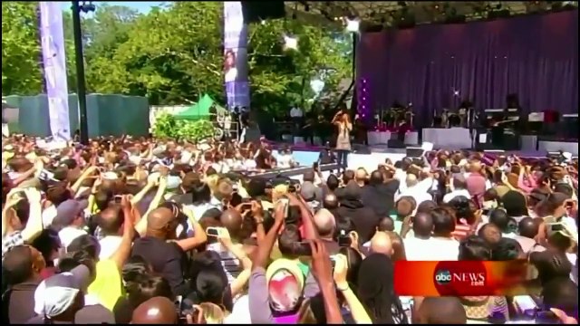 Whitney Houston performs _I Look To You_ in Good Morning America (GMA) to mother Cissy Houston
