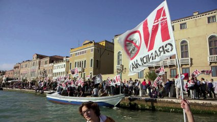 [EXTRAIT] Des militants anti-paquebots - Venise, récit d'un naufrage annoncé