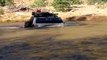 Un 4x4 Nissan Patrol essaie de traverser une grosse rivière