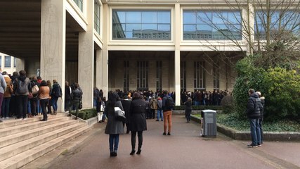 Minute de silence en hommage à Pierre Sineux