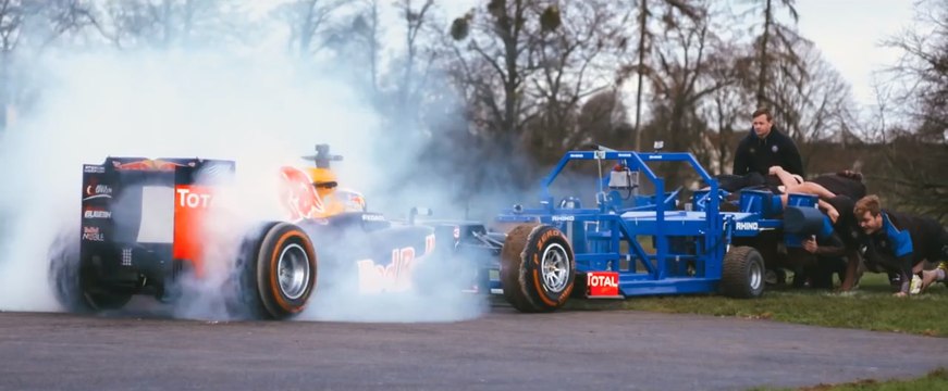 El F1 de Red Bull vs un equipo de rugby, ¿quién ganará?