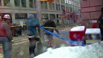 Un muerto y varios heridos graves dejó una grúa al caer en una calle de Nueva York