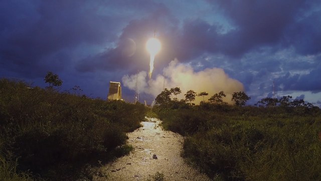 Ségolène Royal sur le site d’Airbus salue le rôle crucial des études spatiales dans l’observation du climat