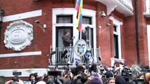 Assange, ému au balcon de l'ambassade d'Equateur à Londres