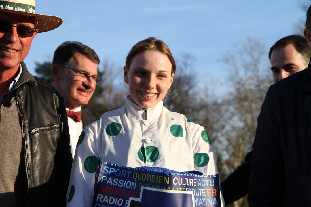 Clémentine Chevalier remporte le prix France Bleu Béarn sur Vomero à l'hippodrome de Pau