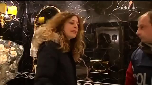 ZINGARI : TUTTI PENSIAMO CHE SIANO POVERI, MA GUARDATE COSA GLI TROVA IN CASA LA POLIZIA.. (VIDEO)