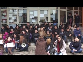 Report TV - "Kundër tarifave të larta në shtet" Studentët takojnë Lulzim Bashën