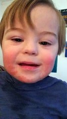 Menino com síndrome de Down aprende o alfabeto e encanta a Internet