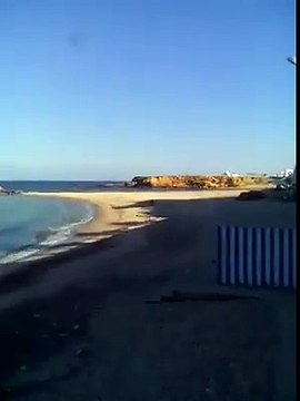 مواطن تونسي يضبط سائحين بصدد الاساءة الى السياحة التونسية على شاطيء بالمنستير