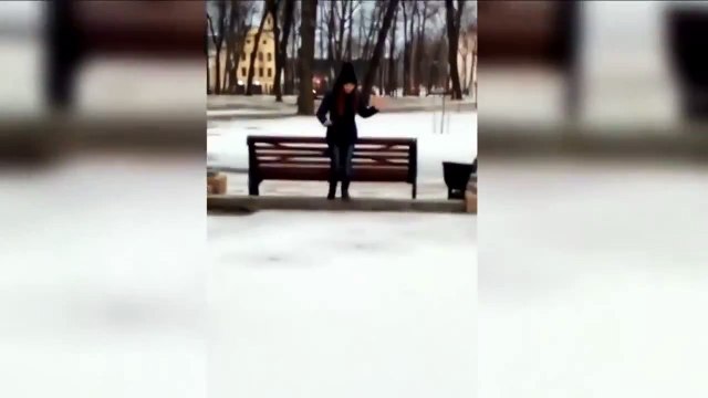 Прикол. Дурочка на льду! Смешно. Funny. Fool of the lanes on the ice! Ridiculously