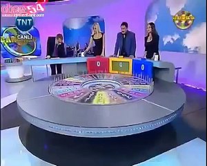 Pelin Sönmez Göğüs Dekoltesiyle Öne Eğiliyor