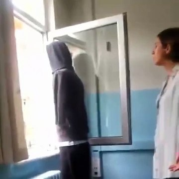 Cansız Manken ile Öğretmeni Kandıran Liseliler..