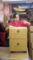 Çin Posta Servisi Tarafından Kiralanan Kung Fu Ustası Abla