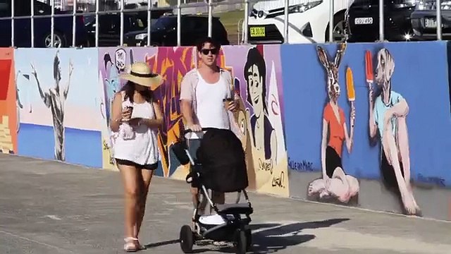 Cilt Kanserini Önlemek İçin İnsanlara Güneş Kremi Hediye Eden Reklam Panosu