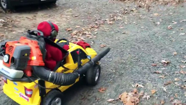 Çocuğunun Akülü Arabasına Yaprak Üfleme Makinesini Entegre Eden Zeki Baba
