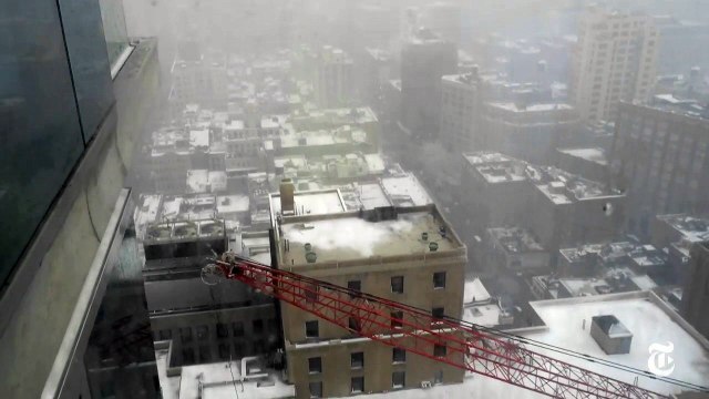 Une grue s'effondre à New York en pleine rue