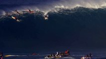 Un surfeur fait une chute impressionnante de plus de 10 mètres