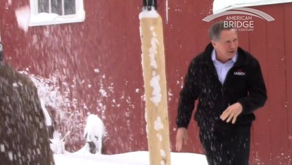 Descargar video: Kasich gets in snowball fight with media in N.H.