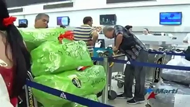 Venezolanos llenan sus bolsos en el exterior con alimentos para traer al país