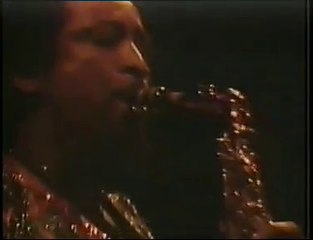 Maurice White aparece na bateria. O criador da melhor band black ever! He will be missed !