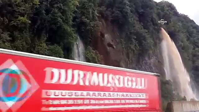 Dağlardan akan sel suları büyük şelaler oluşturdu