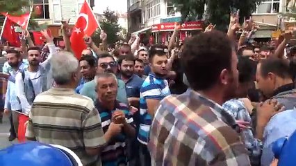 Şehit cenazesi öncesi HDP binasına taşlı saldırı