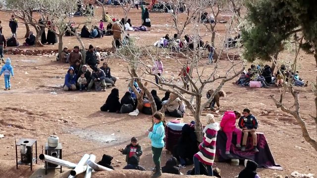 Tens of thousands o Syrian flee towards Turkey