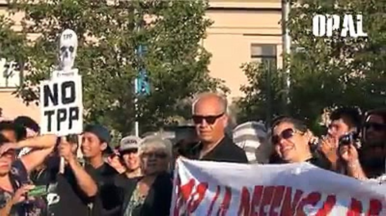 Chilenos indignados con Bachelet por firma de tratado ‪#‎TTP‬