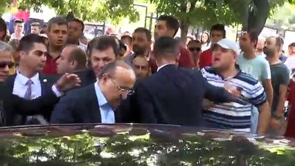 Şehit cenazesinde Yalçın Akdoğan'a pet şişeli protesto