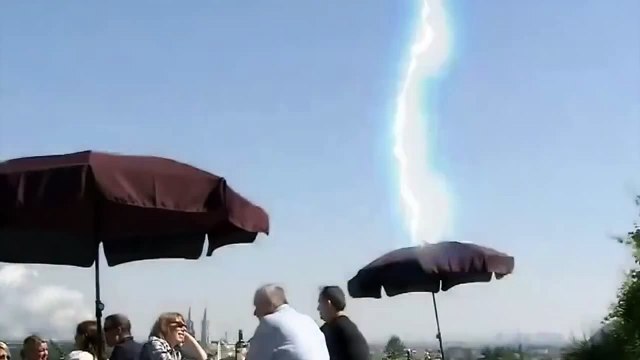 НЕОБЫЧНЫЕ ПРИРОДНЫЕ ЯВЛЕНИЯ, УДАРЫ МОЛНИЕЙ