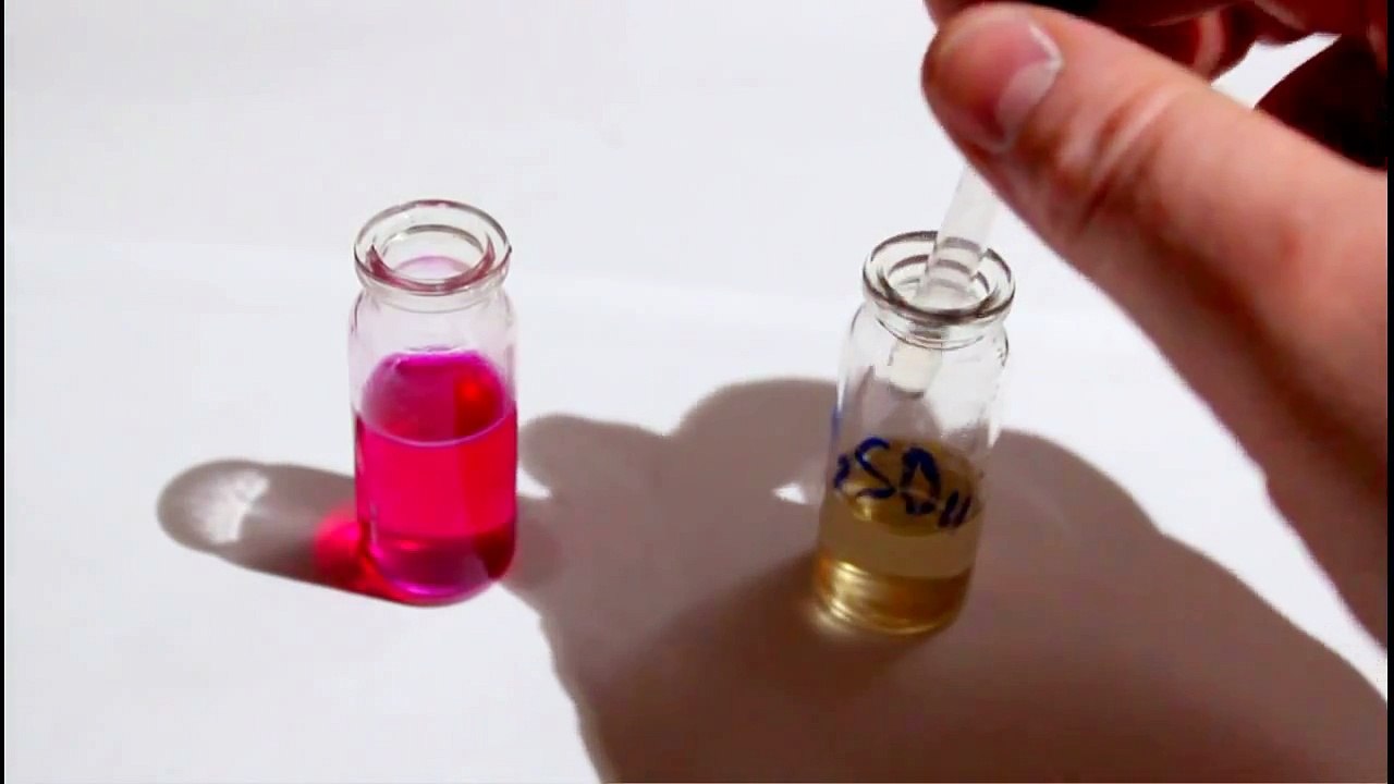 Прикольные химические реакции. Фенолфталеин меняет свой цвет на розовый