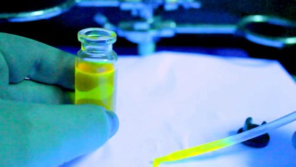 Флуоресцеин - загадочный краситель, который светится в УФ лучах как кровь хищника из фильма