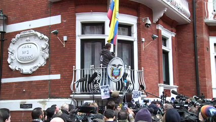 Assange, ému, crie victoire au balcon de l'ambassade d'Equateur