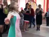 Русская девушка показала всем, как надо танцевать