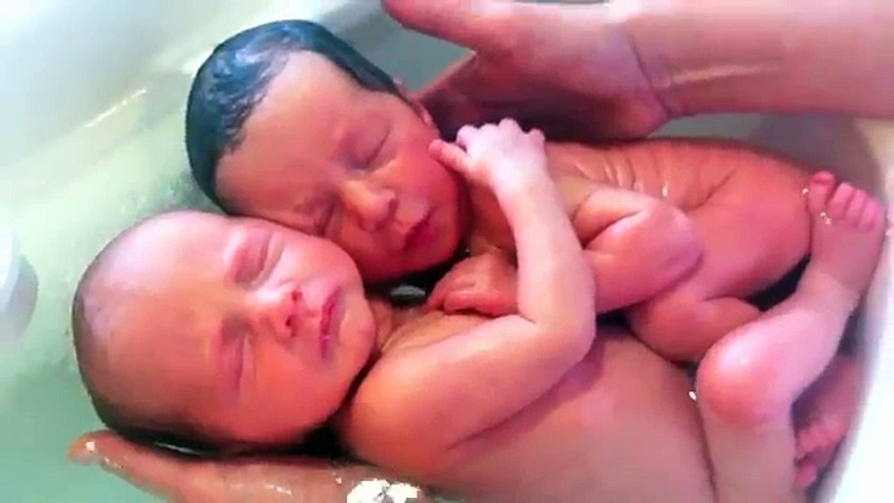AMAZING VIDEO TWIN BABY BATH MUST WATCH.