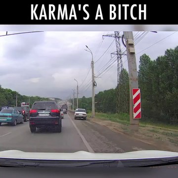 Quand un automobiliste essaie de doubler tout le monde, le karma le rattrape