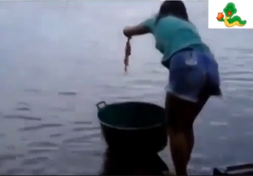 Женщина вылавливает пиранью голыми руками! Необычная рыбалка