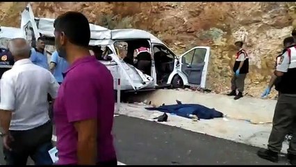Suriyelileri taşıyan minibüs kaza yaptı: 9 ölü, 30 yaralı