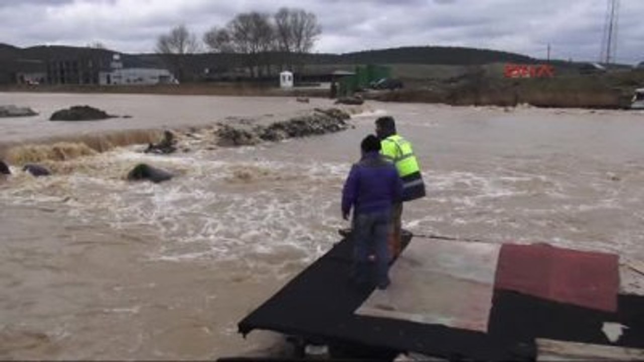 Riva Deresi Taştı; Tekneler Sele Kapıldı, Bazı Ev ve İşyerlerini Su Bastı